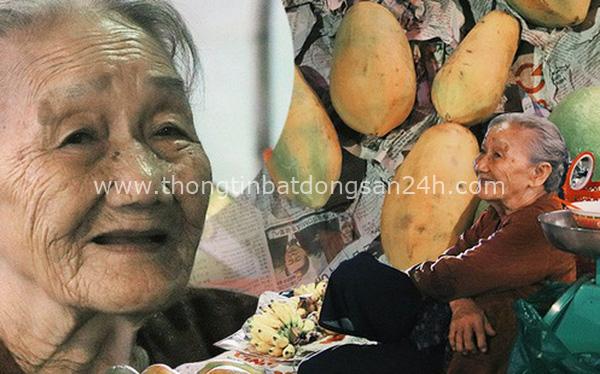 Cụ bà 90 tuổi bán trái cây trước cổng Vincom và câu chuyện ấm lòng của người Sài Gòn: "Mua chẳng cần lựa, gặp cụ là dúi tiền cho thêm" 11