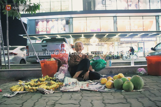 Cụ bà 90 tuổi bán trái cây trước cổng Vincom và câu chuyện ấm lòng của người Sài Gòn: Mua chẳng cần lựa, gặp cụ là dúi tiền cho thêm - Ảnh 2.