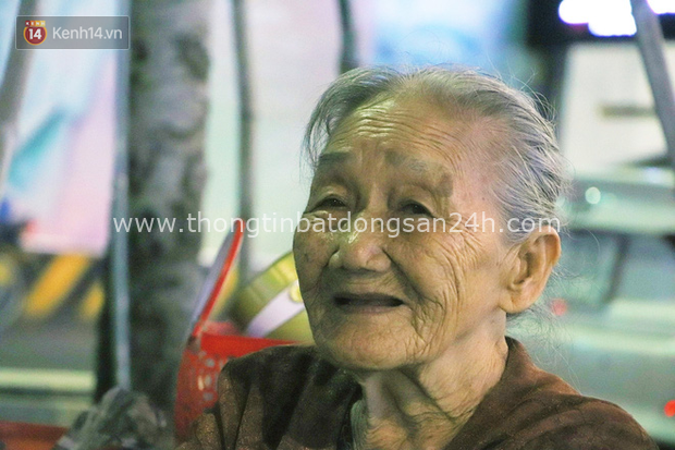 Cụ bà 90 tuổi bán trái cây trước cổng Vincom và câu chuyện ấm lòng của người Sài Gòn: Mua chẳng cần lựa, gặp cụ là dúi tiền cho thêm - Ảnh 11.