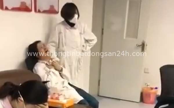 Làm việc đến kiệt sức nhưng bác sĩ ở Vũ Hán vẫn bị bệnh nhân hành hung, xé toạc đồ bảo hộ, doạ đâm vì số lượng ca nhiễm bệnh quá tải 1