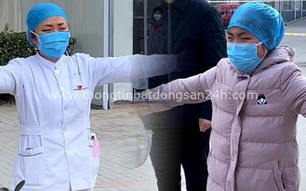Làm việc trong khu cách ly virus corona, nữ y tá đành gửi con gái nhỏ chiếc "ôm gió" từ xa dù chỉ đứng cách vài bước chân khiến bao người nghẹn ngào 8