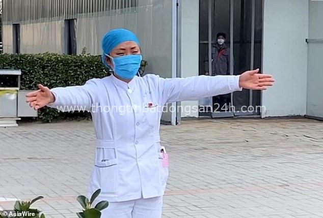  Làm việc trong khu cách ly virus corona, nữ y tá đành gửi con gái nhỏ chiếc ôm gió từ xa dù chỉ đứng cách vài bước chân khiến bao người nghẹn ngào - Ảnh 2.