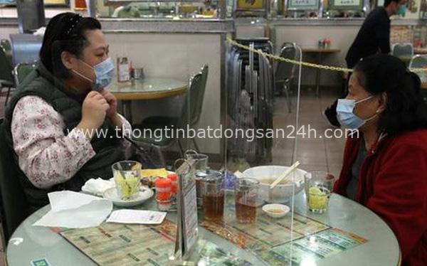 Ngăn dịch Covid-19, nhà hàng Hong Kong đặt tấm chắn trên bàn ăn cho khách 4