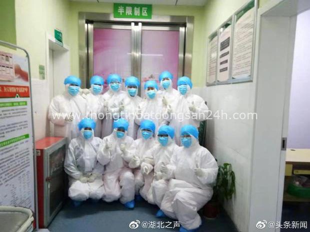 Những người mẹ đẹp nhất: 7 nữ y tá Vũ Hán cùng uống thuốc cai sữa để tập trung chiến đấu với virus corona - Ảnh 1.