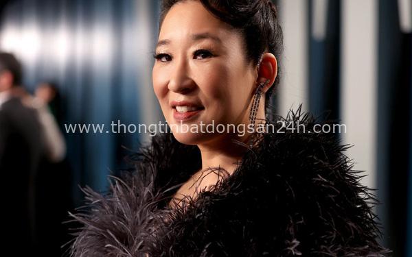 Sandra Oh, niềm kiêu hãnh của điện ảnh châu Á tại Hollywood, lộng lẫy trong thiết kế của nhà mốt Công Trí 1