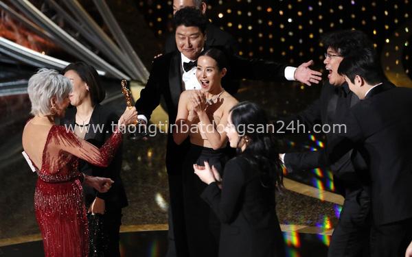 Siêu phẩm "Parasite" của đạo diễn Hàn Quốc Bong Joon Ho làm nên lịch sử, ẵm giải phim xuất sắc nhất Oscar 2020 1