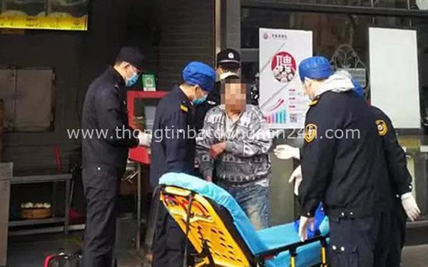 Sự thật về hình ảnh một người đàn ông nghi nhiễm virus corona gục ngã trước cửa nhà hàng há cảo ở Thượng Hải 8