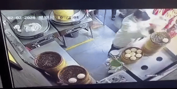  Sự thật về hình ảnh một người đàn ông nghi nhiễm virus corona gục ngã trước cửa nhà hàng há cảo ở Thượng Hải - Ảnh 1.