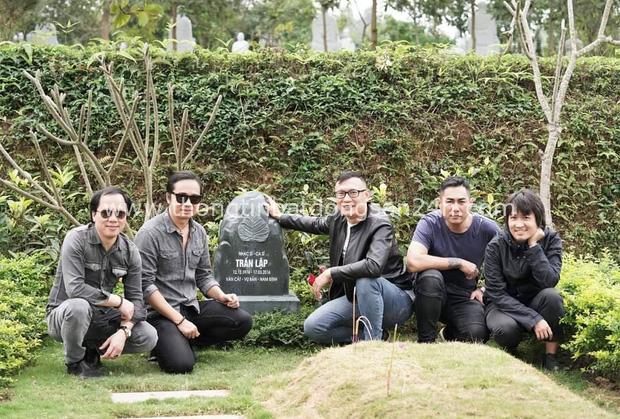 4 năm ngày mất, vợ con và ban nhạc Bức Tường đến viếng mộ cố nhạc sĩ Trần Lập: Người đã ra đi nhưng cái tình còn mãi! - Ảnh 6.