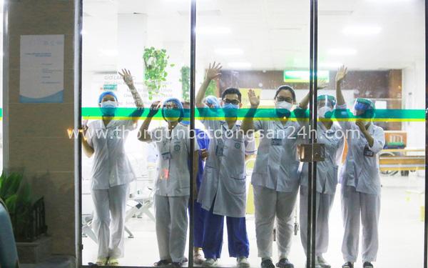 Hình ảnh các y bác sĩ tại Bệnh viện Bạch Mai vẫy tay chào qua cửa kính: Họ đang ngày đêm chiến đấu ở tuyến đầu nhưng vẫn luôn lạc quan như vậy 8