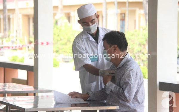 Một bác sĩ khám cho bệnh nhân nhiễm Covid-19 thứ 17 tại Việt Nam đang cách ly ở Khánh Hòa 1
