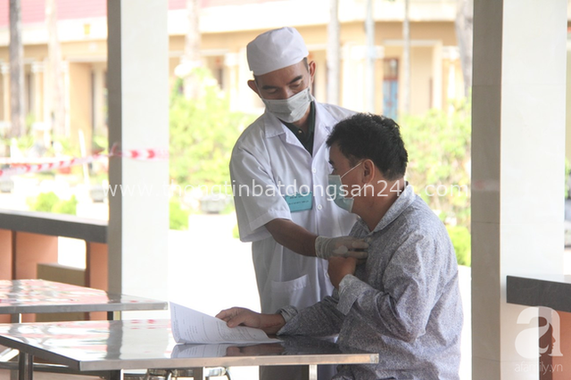 Một bác sĩ khám cho bệnh nhân nhiễm Covid-19 thứ 17 tại Việt Nam đang cách ly ở Khánh Hòa - Ảnh 1.