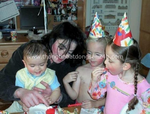 Cuộc sống cô độc của cậu con trai út nhà Michael Jackson: Đứa trẻ không mẹ, 7 tuổi đã mồ côi cha, sống vô hình trong gia tộc giàu sang - Ảnh 5.