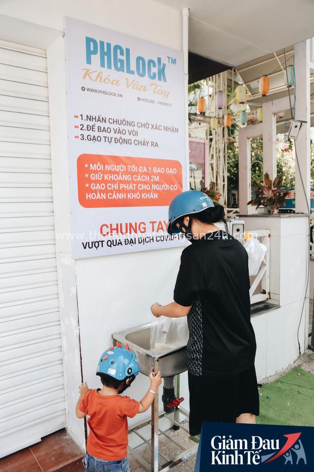 Máy ATM nhả ra gạo miễn phí cho người nghèo giữa thời dịch ở Sài Gòn, đảm bảo không một ai bị bỏ lại phía sau - Ảnh 19.