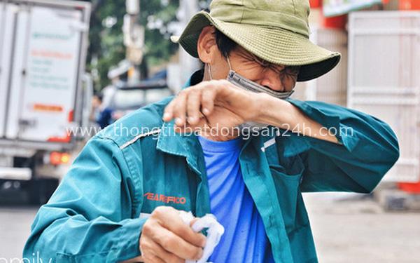 Xúc động với khoảnh khắc cụ ông rơi nước mắt khi nhận phần cơm miễn phí từ ca sĩ Sỹ Luân và hàng cơm di động đầu tiên tại Sài Gòn 2