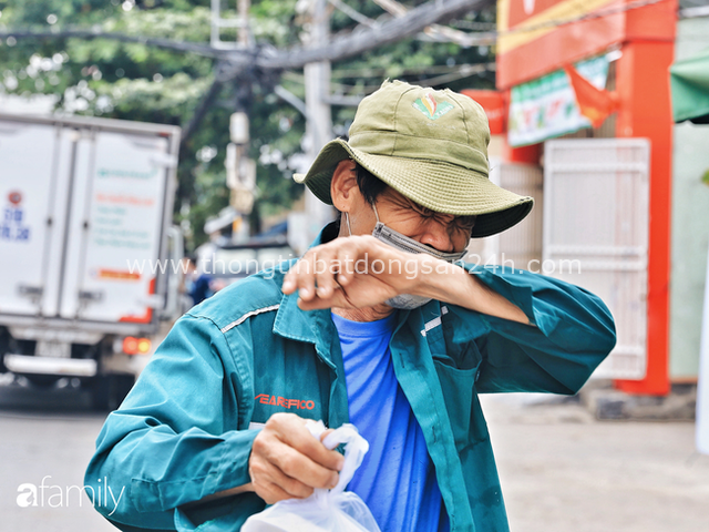  Xúc động với khoảnh khắc cụ ông rơi nước mắt khi nhận phần cơm miễn phí từ ca sĩ Sỹ Luân và hàng cơm di động đầu tiên tại Sài Gòn - Ảnh 23.