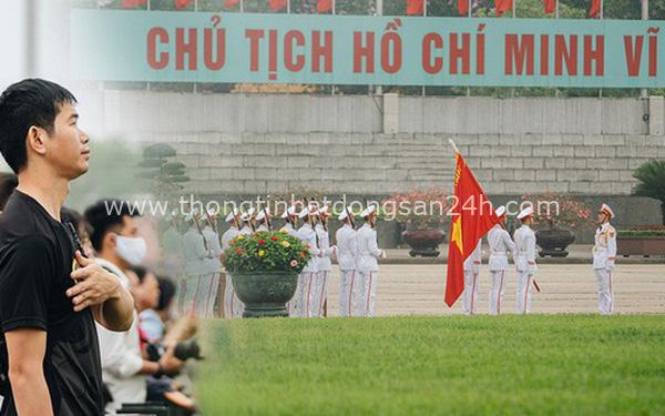 130 năm sinh nhật Bác Hồ: Người Hà Nội đến dự lễ chào cờ ở Quảng trường Ba Đình lịch sử, phố phường rực rỡ cờ hoa 1