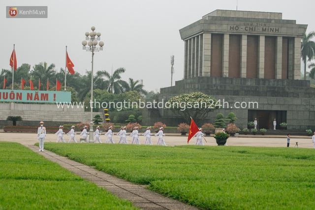 130 năm sinh nhật Bác Hồ: Người Hà Nội đến dự lễ chào cờ ở Quảng trường Ba Đình lịch sử, phố phường rực rỡ cờ hoa - Ảnh 2.