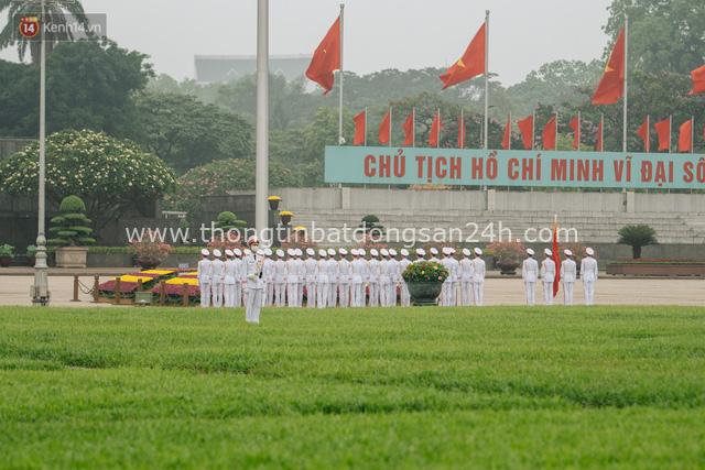 130 năm sinh nhật Bác Hồ: Người Hà Nội đến dự lễ chào cờ ở Quảng trường Ba Đình lịch sử, phố phường rực rỡ cờ hoa - Ảnh 4.