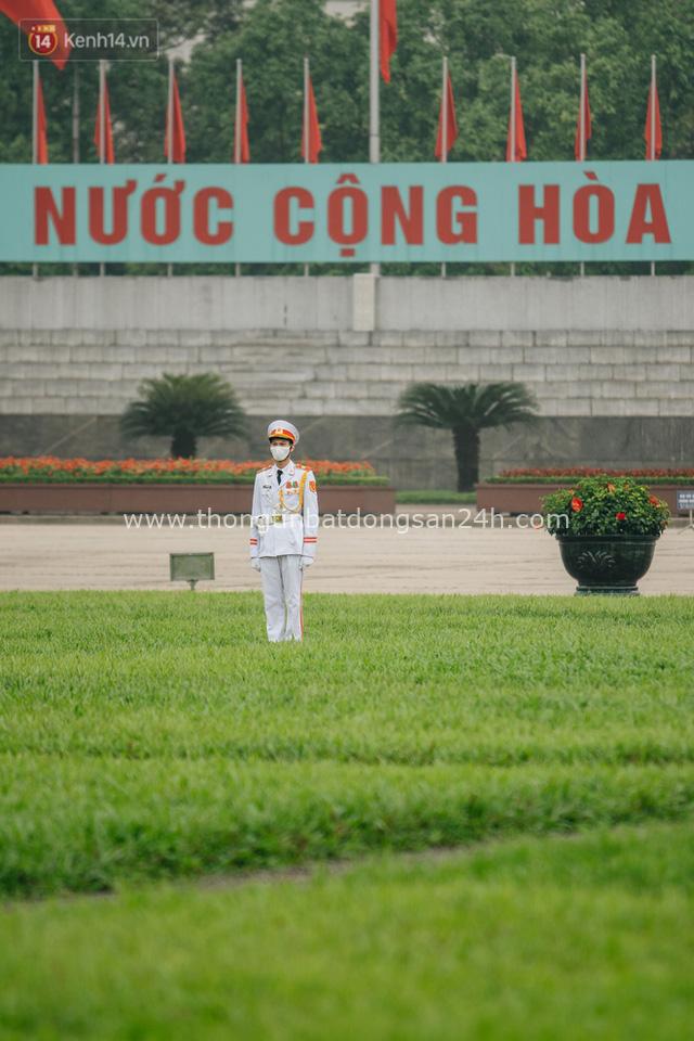 130 năm sinh nhật Bác Hồ: Người Hà Nội đến dự lễ chào cờ ở Quảng trường Ba Đình lịch sử, phố phường rực rỡ cờ hoa - Ảnh 7.