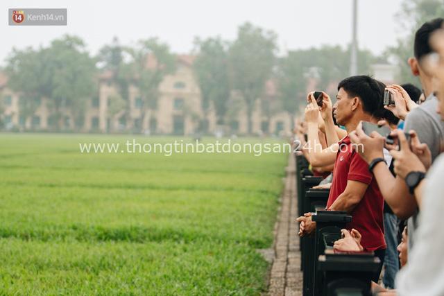 130 năm sinh nhật Bác Hồ: Người Hà Nội đến dự lễ chào cờ ở Quảng trường Ba Đình lịch sử, phố phường rực rỡ cờ hoa - Ảnh 11.