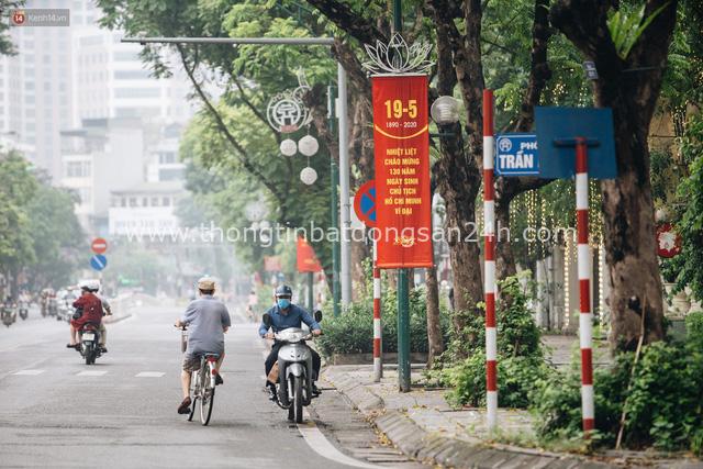130 năm sinh nhật Bác Hồ: Người Hà Nội đến dự lễ chào cờ ở Quảng trường Ba Đình lịch sử, phố phường rực rỡ cờ hoa - Ảnh 19.