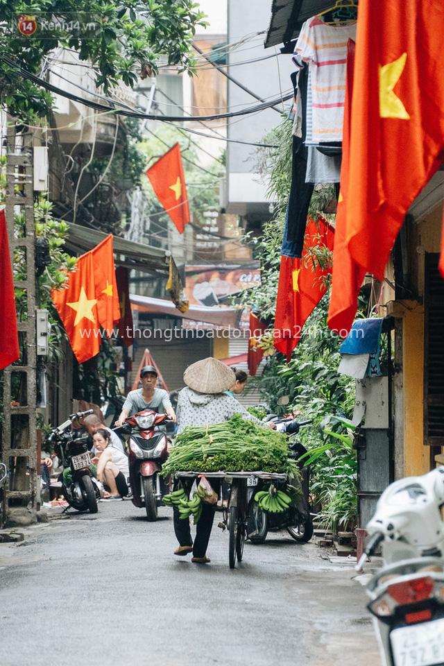 130 năm sinh nhật Bác Hồ: Người Hà Nội đến dự lễ chào cờ ở Quảng trường Ba Đình lịch sử, phố phường rực rỡ cờ hoa - Ảnh 22.
