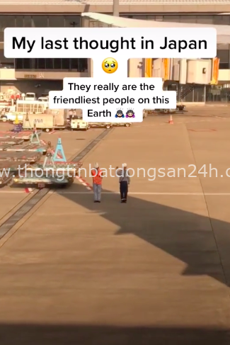 Cái cúi đầu đến 90 độ của hai nhân viên tại sân bay Nhật Bản khi nhìn thấy hành khách chuẩn bị cất cánh khiến cô gái bồi hồi đầy xúc động - Ảnh 2.
