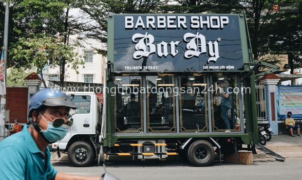 Độc đáo xe cắt tóc lưu động tiền tỷ ở Sài Gòn, khách chỉ cần trả phí bằng... nụ cười tươi - Ảnh 2.