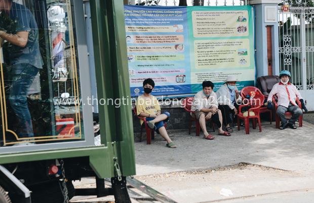 Độc đáo xe cắt tóc lưu động tiền tỷ ở Sài Gòn, khách chỉ cần trả phí bằng... nụ cười tươi - Ảnh 5.