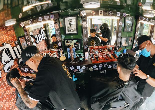 Độc đáo xe cắt tóc lưu động tiền tỷ ở Sài Gòn, khách chỉ cần trả phí bằng... nụ cười tươi - Ảnh 9.