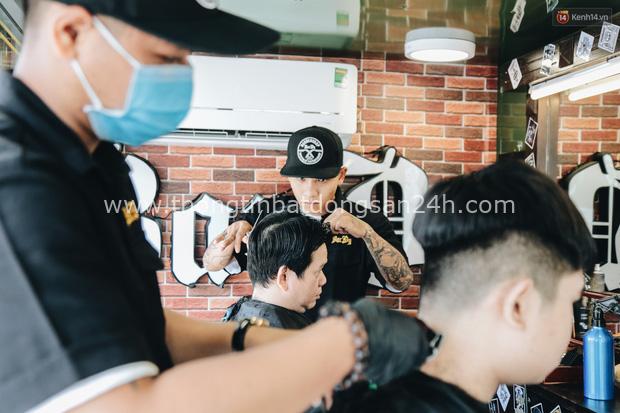 Độc đáo xe cắt tóc lưu động tiền tỷ ở Sài Gòn, khách chỉ cần trả phí bằng... nụ cười tươi - Ảnh 15.