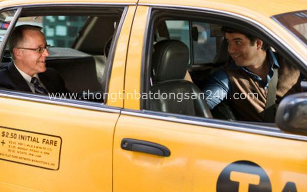 Mạnh dạn hỏi hành khách đi xe 1 câu, tài xế taxi thay đổi cả cuộc đời con trai mình 4