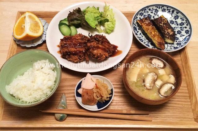  Người Nhật chuẩn bị phần ăn 1 món súp, 3 món phụ, đằng sau đó là ẩn ý đáng học hỏi: Vừa đủ để cân bằng, vừa đủ để khỏe mạnh - Ảnh 1.