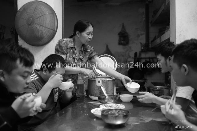 Chuyện của cô Lụa ô sin: Con cái phụng dưỡng đủ đầy vẫn đến Hà Nội để làm bàn tay và đôi mắt cho những người khiếm thị - Ảnh 7.