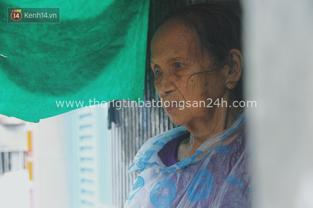 Cụ bà ngồi co ro giữa cơn mưa Sài Gòn để bán từng hủ mắm mưu sinh: Con nó hết thương ngoại rồi, giờ sống được ngày nào hay ngày đó - Ảnh 11.