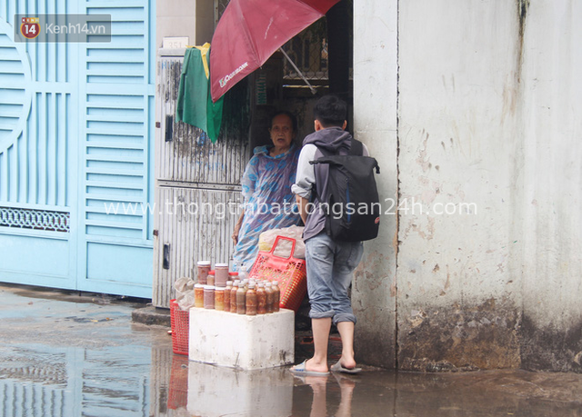 Cụ bà ngồi co ro giữa cơn mưa Sài Gòn để bán từng hủ mắm mưu sinh: Con nó hết thương ngoại rồi, giờ sống được ngày nào hay ngày đó - Ảnh 14.