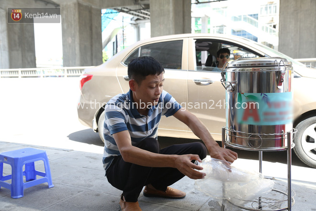 Hà Nội: Giữa nắng nóng kinh hoàng, có 1 quán trà chanh với khăn lạnh miễn phí giúp người lao động nghèo giải nhiệt sau giờ lao động vất vả - Ảnh 5.