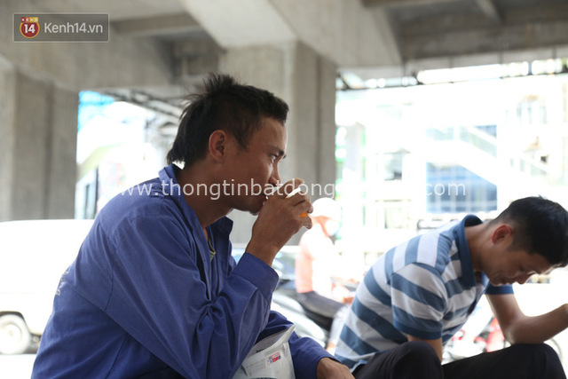 Hà Nội: Giữa nắng nóng kinh hoàng, có 1 quán trà chanh với khăn lạnh miễn phí giúp người lao động nghèo giải nhiệt sau giờ lao động vất vả - Ảnh 6.