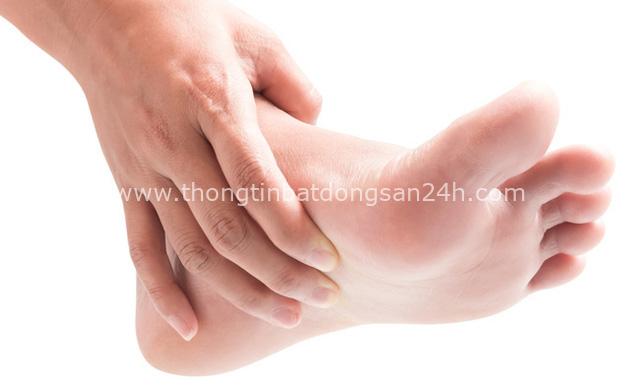  Móng chân chuyển màu đen có thể là nốt ruồi lành tính nhưng nhiều khi cũng là dấu hiệu của các bệnh, bao gồm cả ung thư - Ảnh 4.