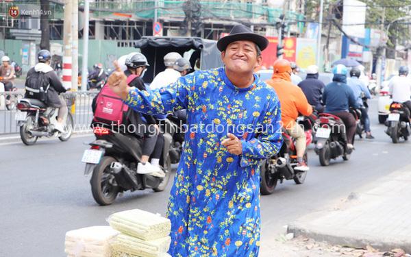 Gặp người cha "khùng" mặc áo dài nhảy múa trên đường phố Sài Gòn nuôi 3 đứa con ăn học: "Mình có lường gạt ai đâu mà phải xấu hổ" 1